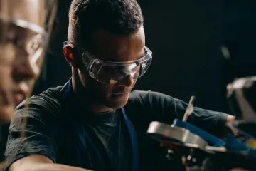 Microsoft Ungkap 10 Profesi Kerah Biru yang Paling Kebal Tergerus AI